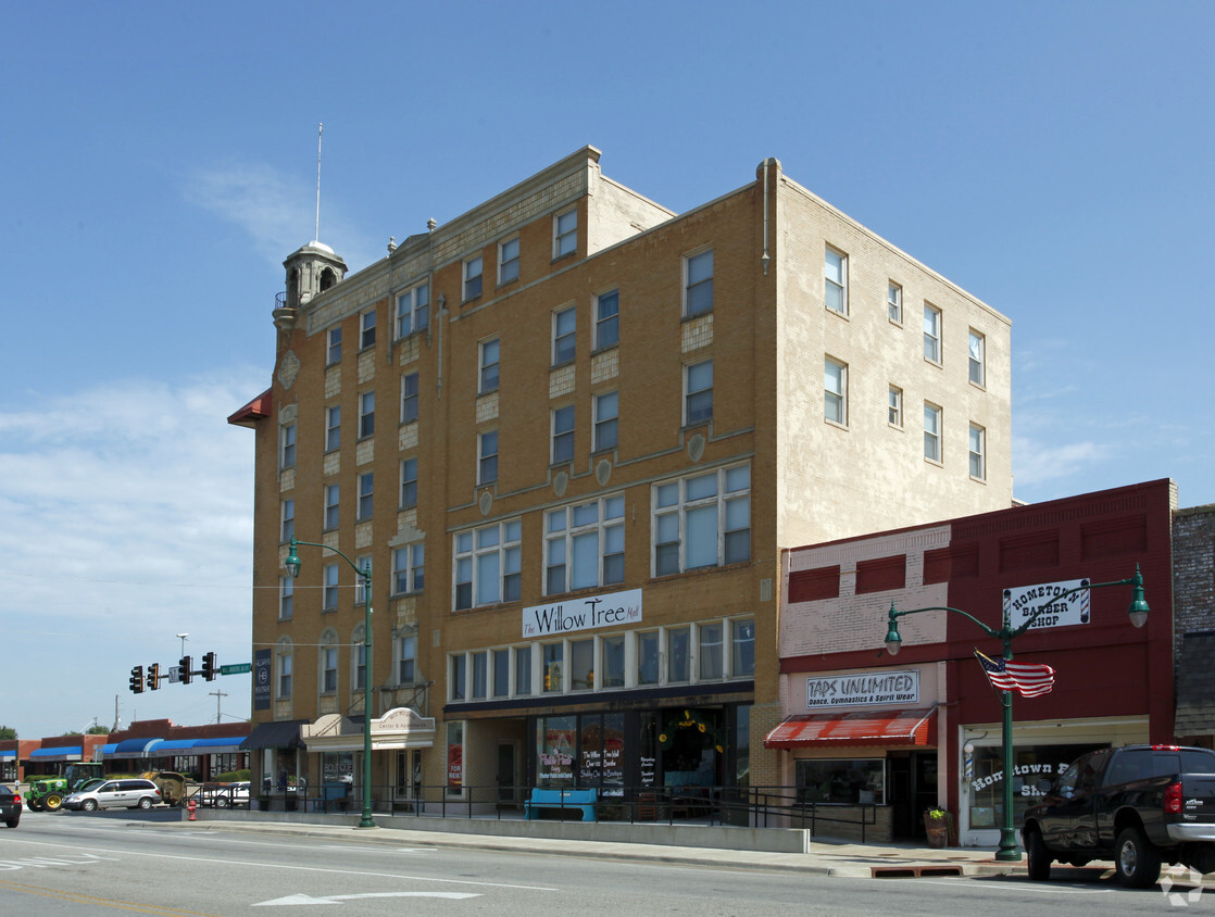 Primary Photo - Will Rogers Apartments