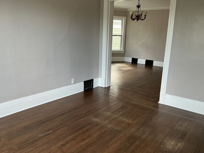 Building Photo - 2617 S Howell Ave