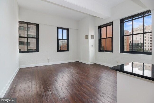 Building Photo - 3131 Walnut Street Unit 1B-326