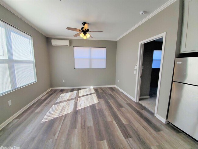 Building Photo - 1214 W 6th St