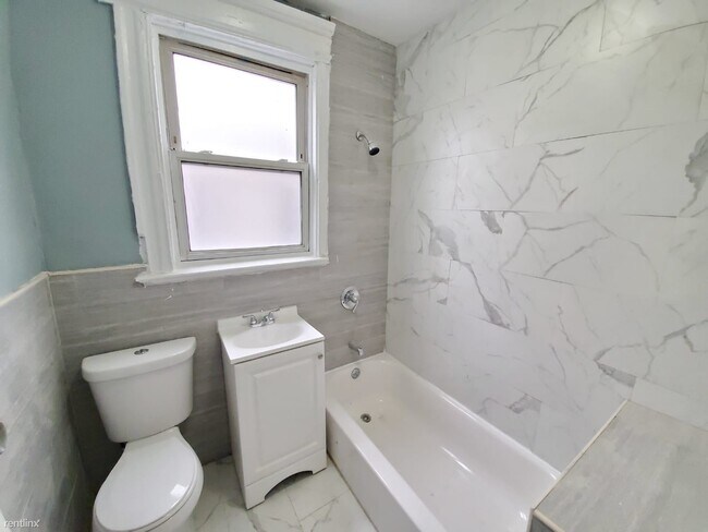 Foto del edificio - 1 br, 1 bath  - 45 Treacy Ave 3