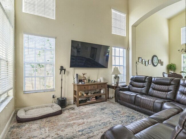 Building Photo - 5 Bedroom Single Family Home in Highly Cov...