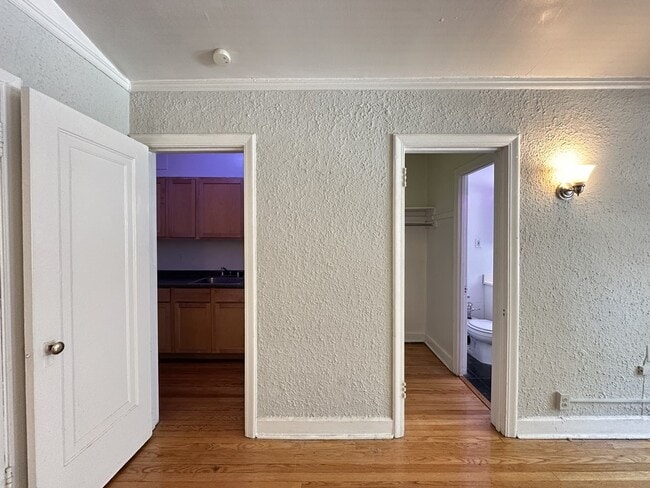 Building Photo - 562 W Arlington Pl