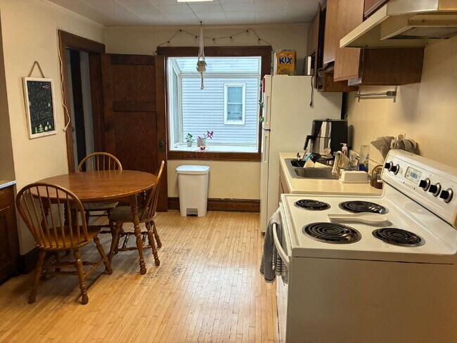 Foto del edificio - Nice 3 Bed 1 bath close to Water St. and UWEC! Available June 1st