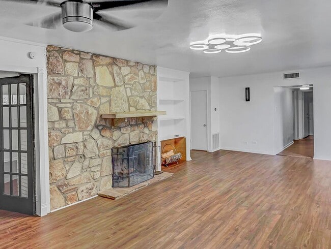 Building Photo - 215 Melliff Dr