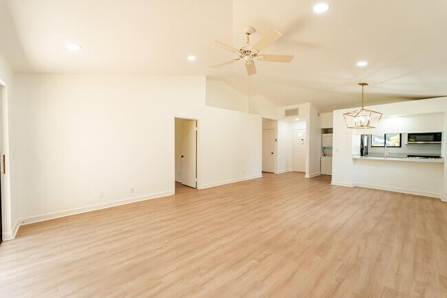 Building Photo - 833 Club Dr