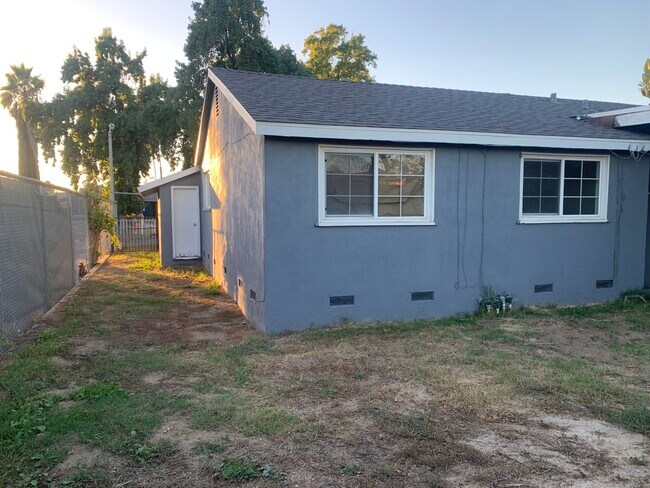 Building Photo - 2942 Vamana St