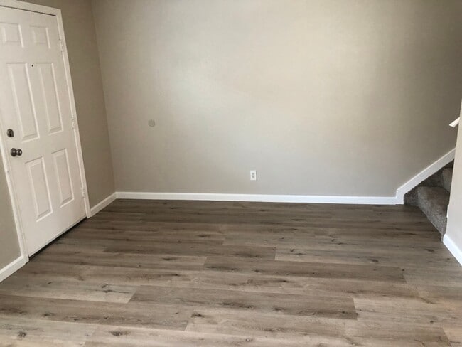 Building Photo - 8746 Fairoaks Cir