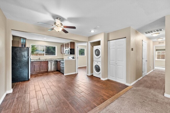 Building Photo - 3 Bedroom in Prime Location!