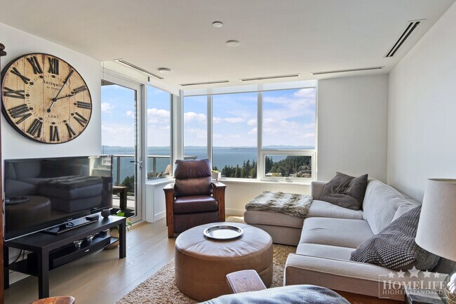 Photo du bâtiment - Stunning 2 Bed, 2 Bath Condo with Ocean Views in White Rock