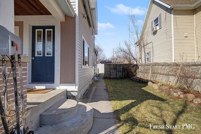 Foto del edificio - Spacious 5-Bed Home with 2.5 Baths