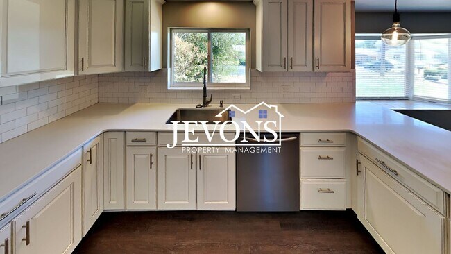 Foto del edificio - Near Randall Park - Charming home with two kitchens and washer/dryer included!