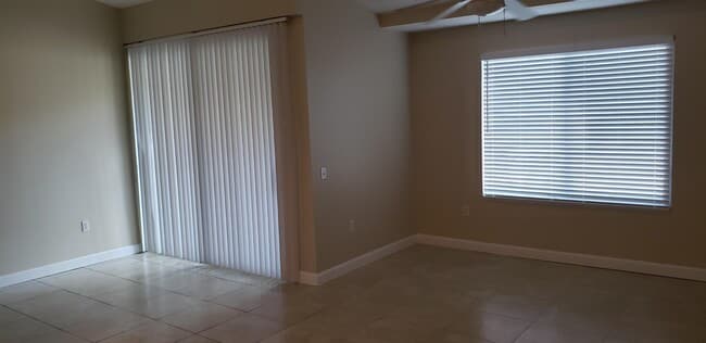 Building Photo - 818 Villa Cir