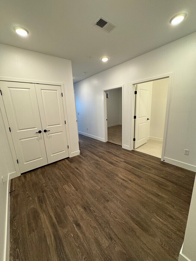 Entry Cove - 2729 W 28th Ave