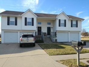 Building Photo - 10726 N Kenwood Ave