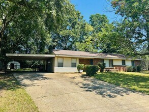 Building Photo - 3909 Bienville Rd