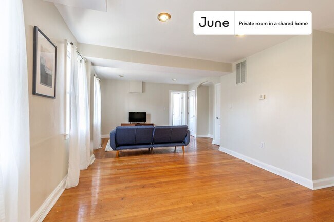 Foto del edificio - Private bedroom in 5 bed/3.5 bath Home