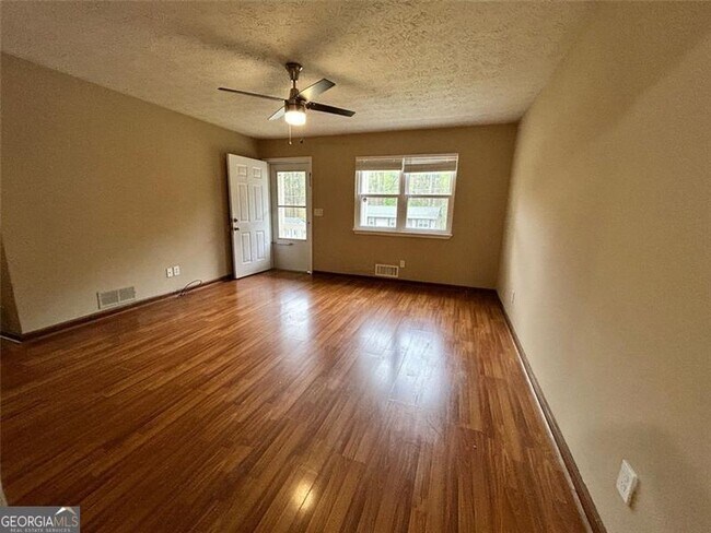 Foto del edificio - 1321 Timbercrest Dr