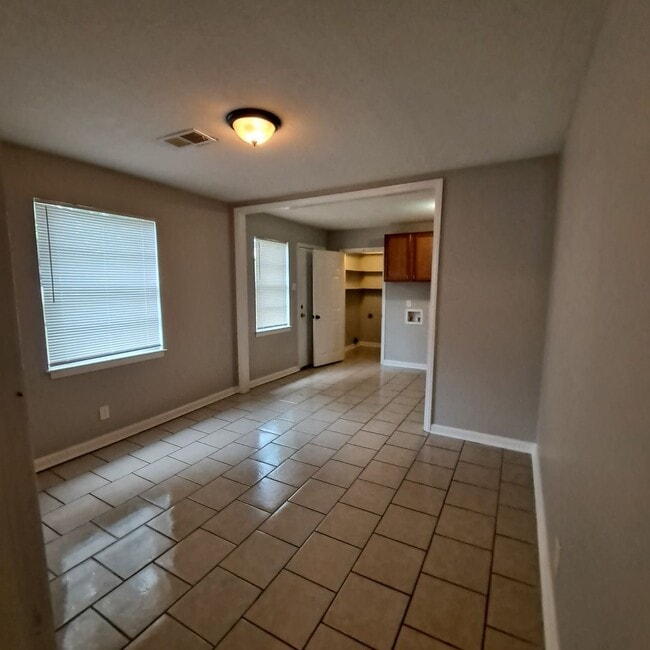 Building Photo - 264 E Holmes Rd