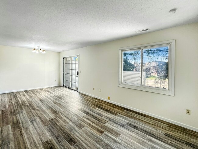 Building Photo - 607 E Burnsville Pkwy