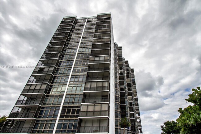 Building Photo - 3375 N Country Club Dr