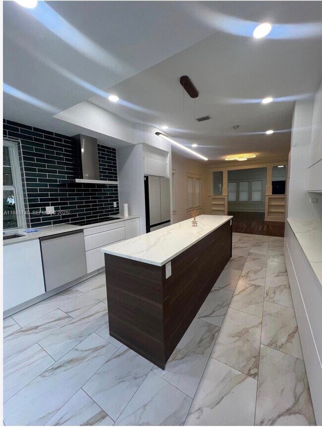 Foto del edificio - Southwest 1st Avenue, Hallandale Beach, FL 33009 - 3 BR 2 BA single-family home
