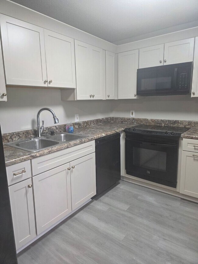 Building Photo - NEWLY UPDATED HOME!