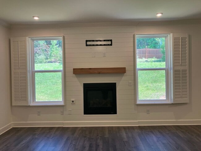 Building Photo - Spacious home with Cul de Sac Location