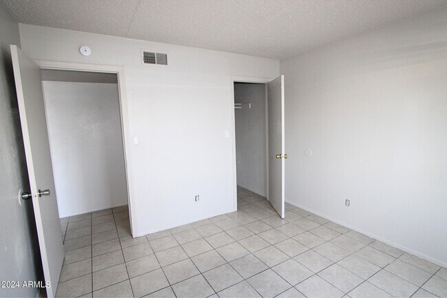 Foto del edificio - 2621 E Greenway Rd
