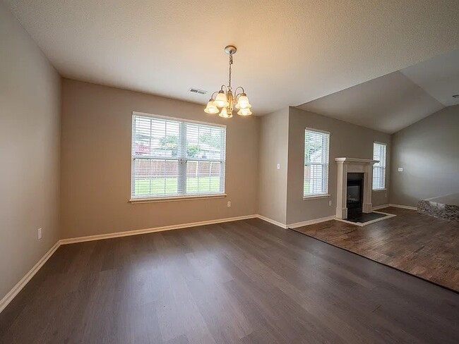 Building Photo - 211 Jackal Dr