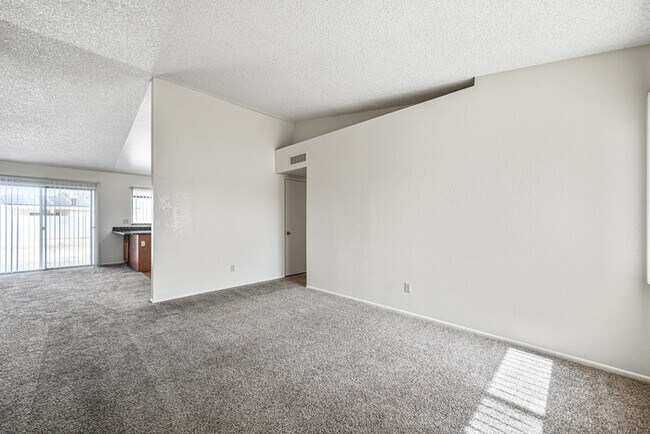 Building Photo - Beautiful 3 bedroom