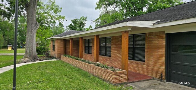 Building Photo - 609 Del Norte St