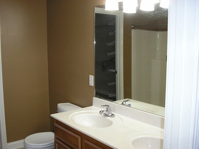 Building Photo - 1002 Angelica St