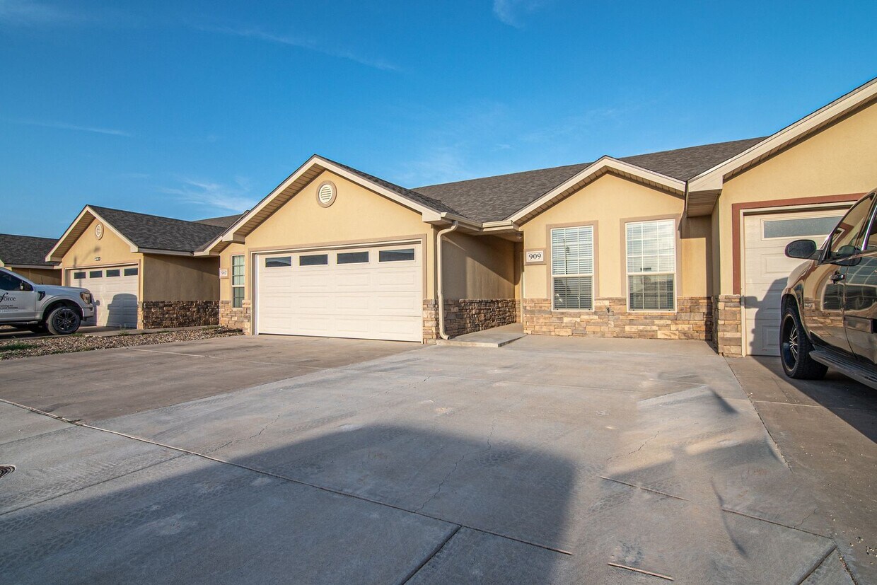 Foto principal - 909 Beal Pkwy
