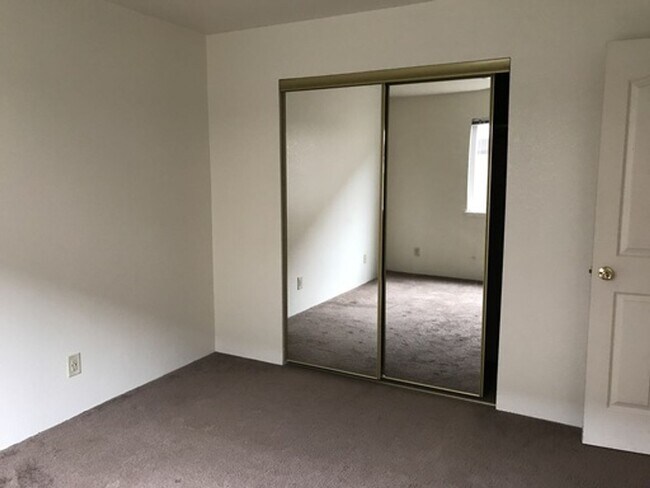 Foto del edificio - 1493 Larissa Cir