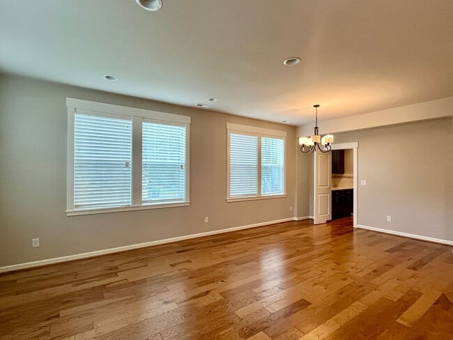 Building Photo - Spacious 4-Bedroom Home for Rent in Sammamish