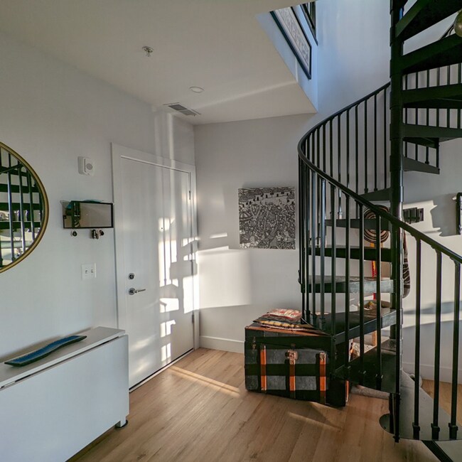 Foto del edificio - Spacious & Bright Furnished 2br/2ba in Pet...