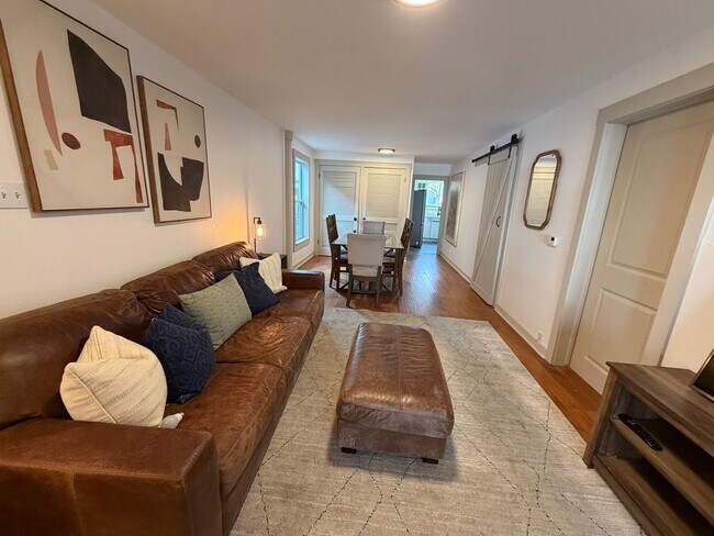 Foto del edificio - Fully Furnished Sloan's Lake 2 bedroom home