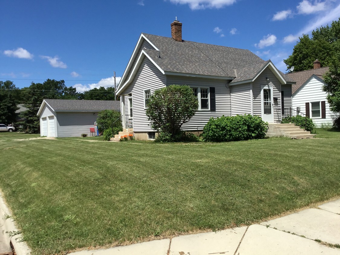 1322 Douglas St, Alexandria, MN 56308 House Rental in Alexandria, MN