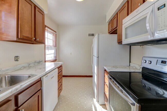 Building Photo - 602 S Mattis Ave