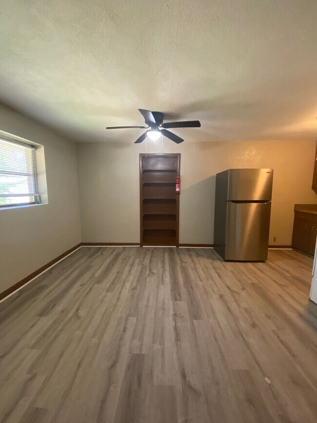 Foto del edificio - 317 Springtree Rd