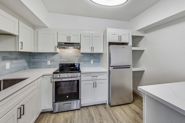 Building Photo - Newly renovated apartment at Oakbrook! 2.5...