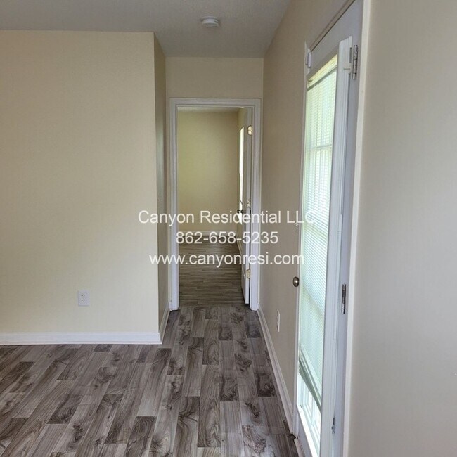 Foto del edificio - 461 Bedford Knoll Dr