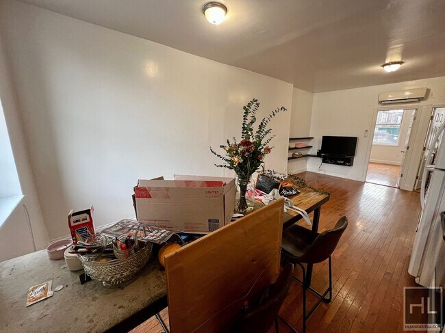 Foto del edificio - 2BR Single Family Above Storage Loft Apart...
