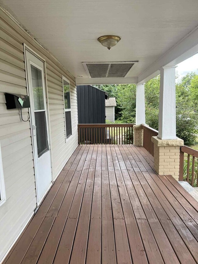 Building Photo - JOPLIN: BEAUTIFUL, SPACIOUS 4 BEDROOM/ 3 B...