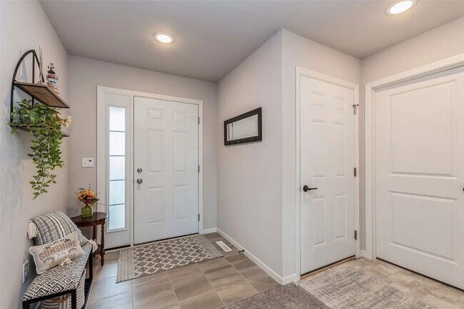 Building Photo - NE 2 bedroom 2 bath condo with large deck ...