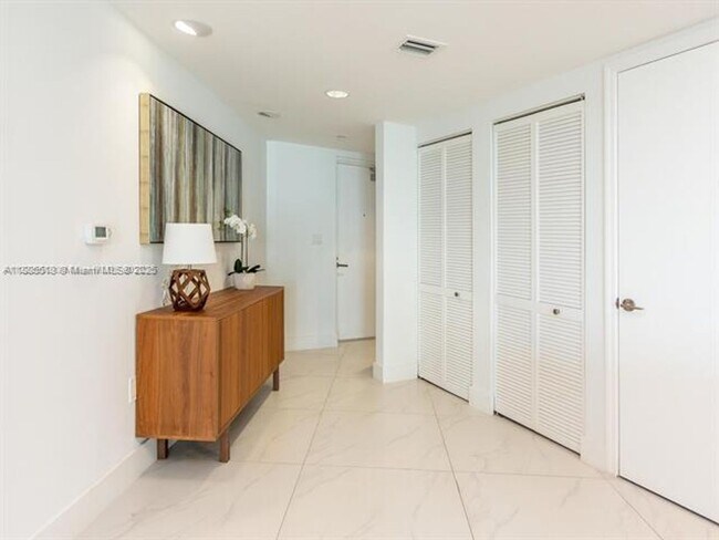 Foto del edificio - 9821 E Bay Harbor Dr