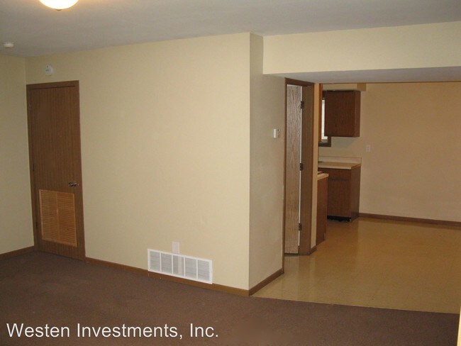 Building Photo - 3 br, 1.5 bath Room For Rent - 300 N Clay St