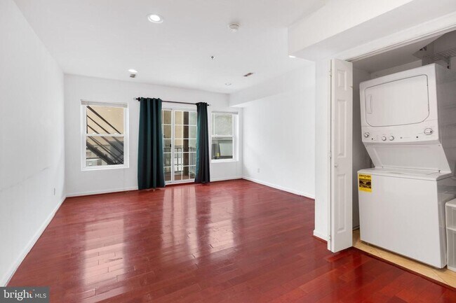 Foto del edificio - 5-7 W Girard Ave