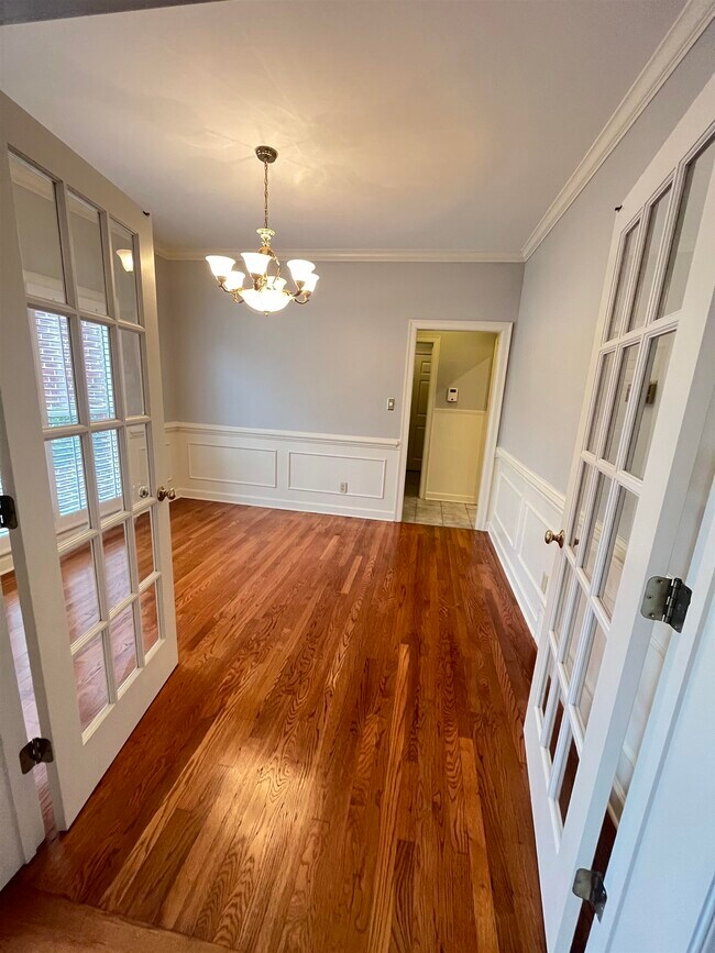 Building Photo - 8570 Meadow Green Dr